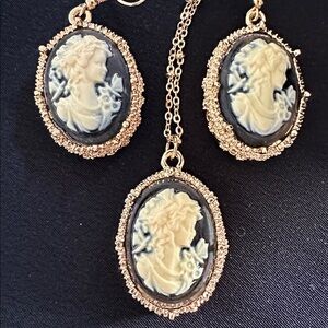 Cameo set EUC black & cream resin cameo necklace & earrings in goldtone setting
